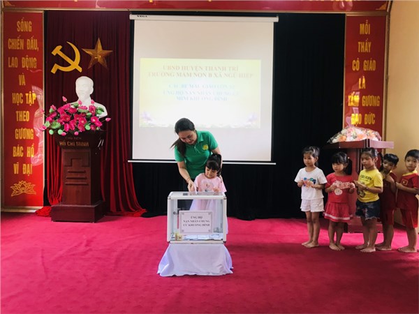 Các con lớp A2 ủng hộ nạn nhân vụ cháy ở Thanh Xuân