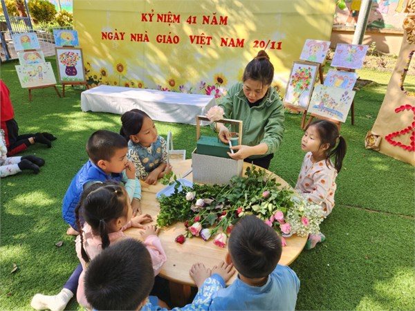 Lớp A1 tham gia trải nghiệm cắm hoa mừng ngày 20/11