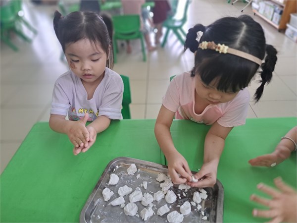 Hoạt động trải nghiệm làm bánh trôi nhân ngày Tết Hàn Thực