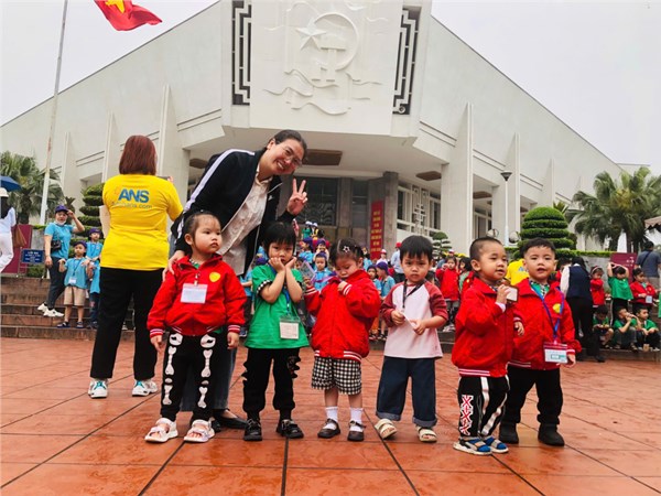 Anbum dã ngoại thăm Lăng Bác và xem Nhạc kịch